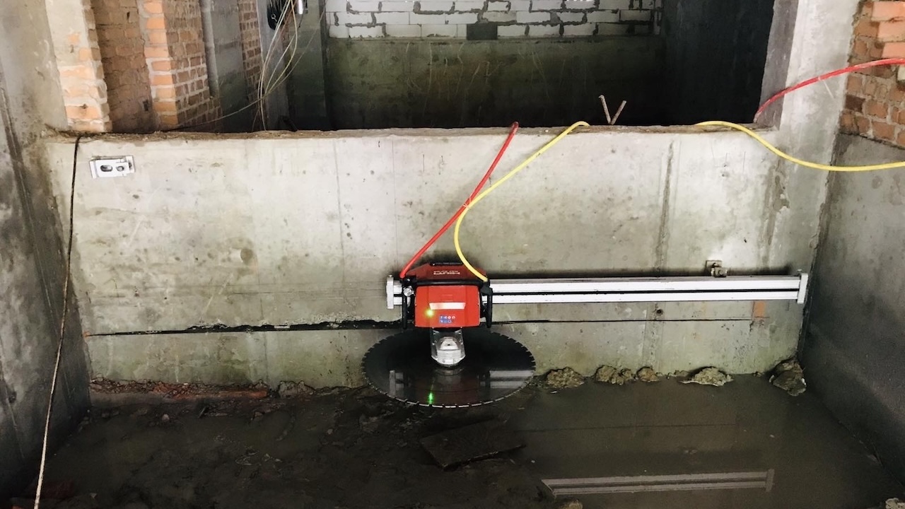 concrete-sawing-with-hilti-dst-wall-saw removing a section of concrete wall